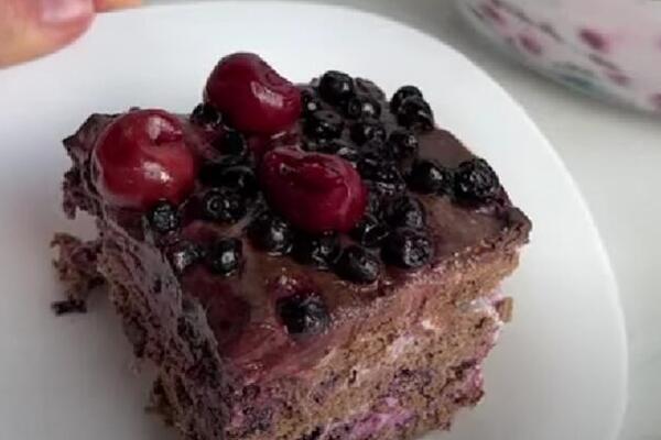 NAJKREMASTIJI ČOKOLADNI KOLAČ SA BOROVNICAMA I VIŠNJAMA: Fil se topi u ustima - jesenja poslastica obara sa nogu
