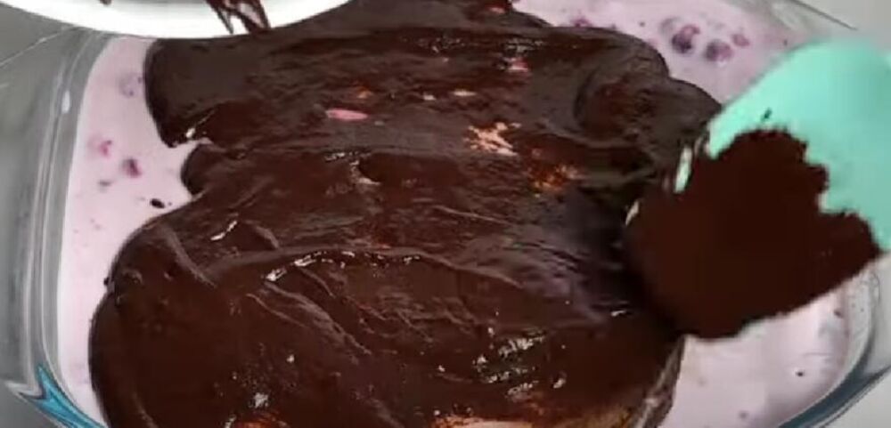 Čokolada preko kolača sa borovnicama i višnjama