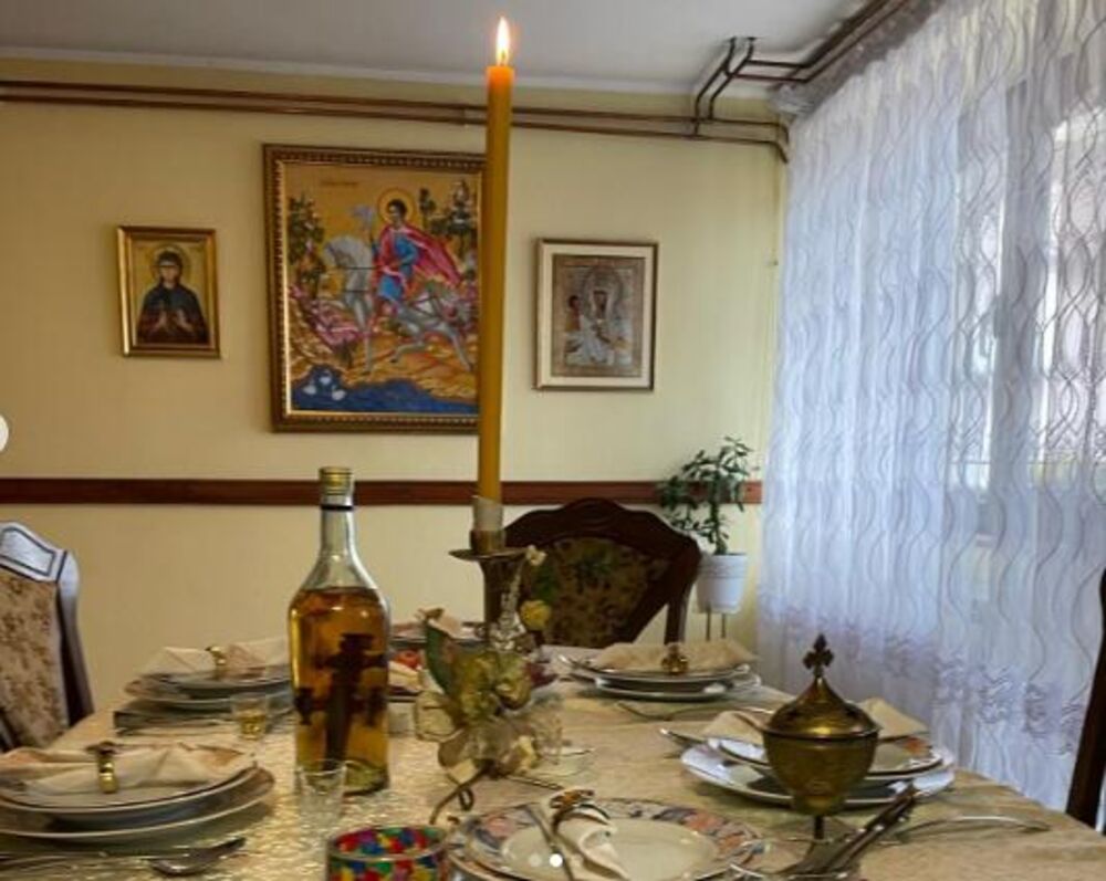 Zidovi Nenadove dnevne sobe ispunjeni su ikonama koje zauzimaju centralno mesto