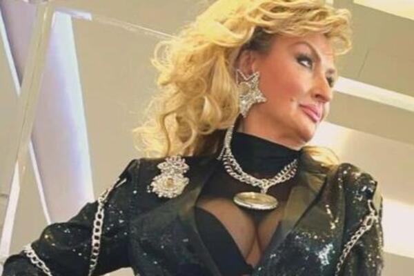 GRUDI OD BETONA ZAKUCAVAJU ZA EKRAN! Fatalana PLAVUŠA u VRELOM IZDANJU provocira i to sa 56 godina: Mačka, a NAŠA