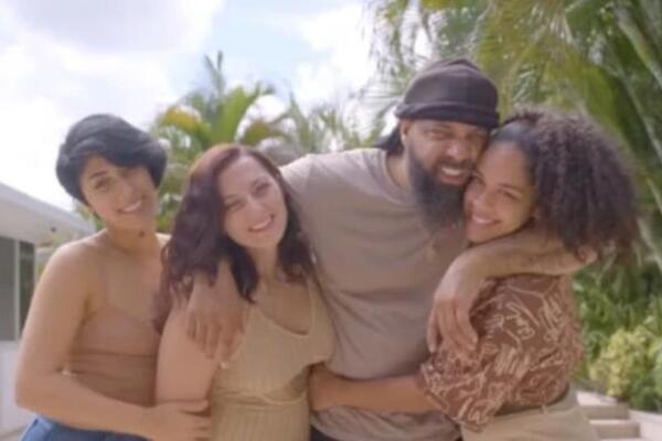 OVAJ MUŠKARAC SPAVA SA TRI ŽENE, ZOVU SE SESTRAMA A SAD IM SE PRIDRUŽILA I BISEKSUALKA: Ono što hoće ZAJEDNO je ŠOK