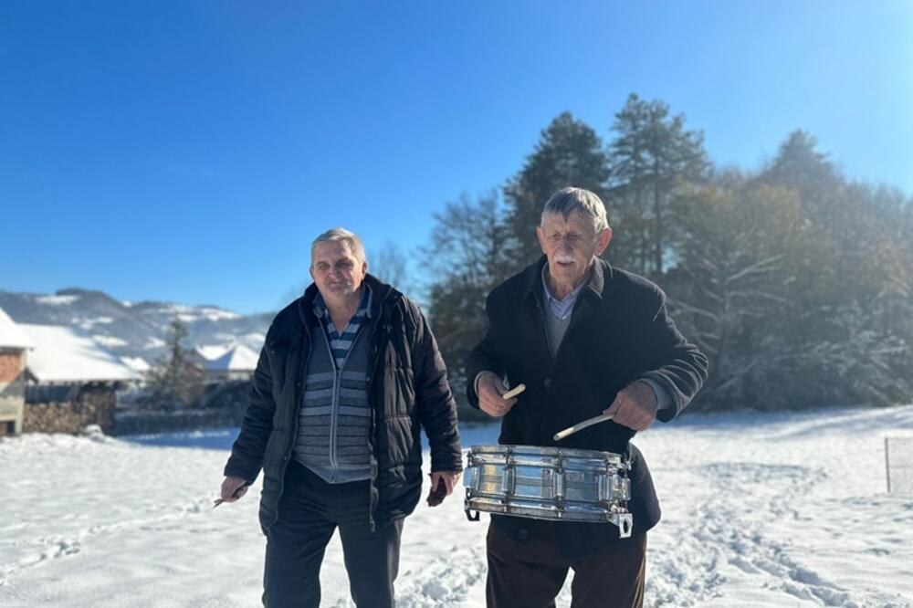 DOBOŠ I PRŠUTA U INAT ZIMI: Evo kako Slavko i Gvozden provode DANE u ZAVEJANIM SELIMA na PLANINI! (FOTO)