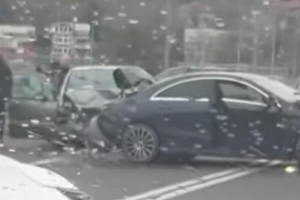 "UDARILA JE GLAVOM, SLOMILA JE IKONU...": Prvi snimci treće nesreće na Mostu na Adi, automobili su uništeni (VIDEO)