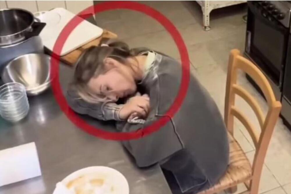 ZATEKAO MAMU KAKO SPAVA NA KUHINJSKOM STOLU PA URADIO OVO: Žena odmah krenula da PLAČE, ovaj VIDEO topi srca