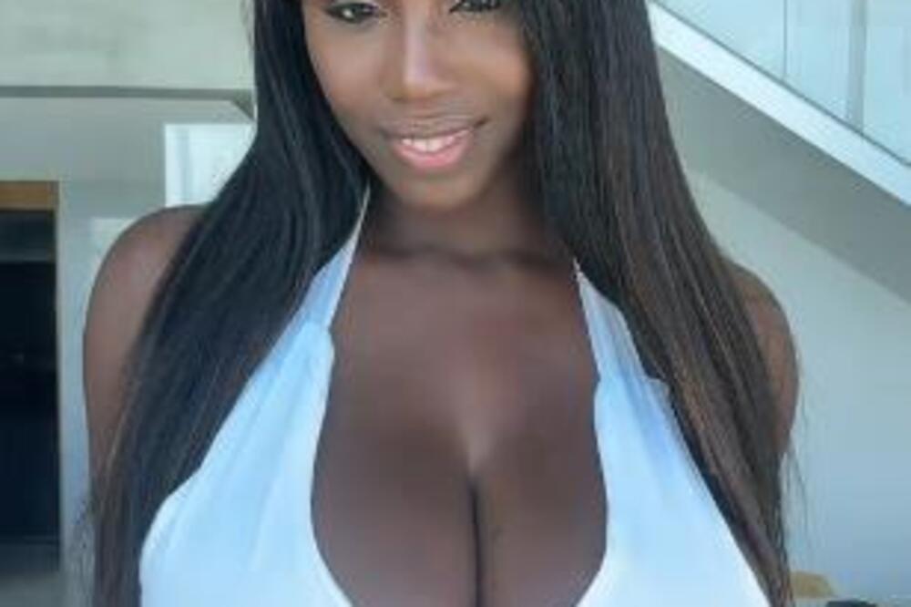 DEVOJKA PROŠETALA U HALJINI SA DUBOKIM DEKOLTEOM: Muškarcima zamalo SRCE da stane kad je odjednom SEVNULO...(VIDEO)