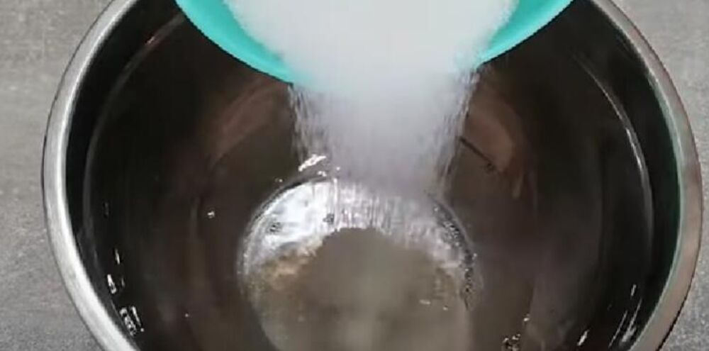 Voda i šećer u činiji