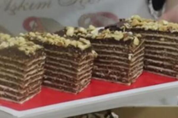 NAJSOČNIJA POSLASTICA KOJU SAMO NAŠE BAKE ZNAJU DA SPREME: Rozen kolač sa čokoladom i plazmom - ukus iz detinjstva