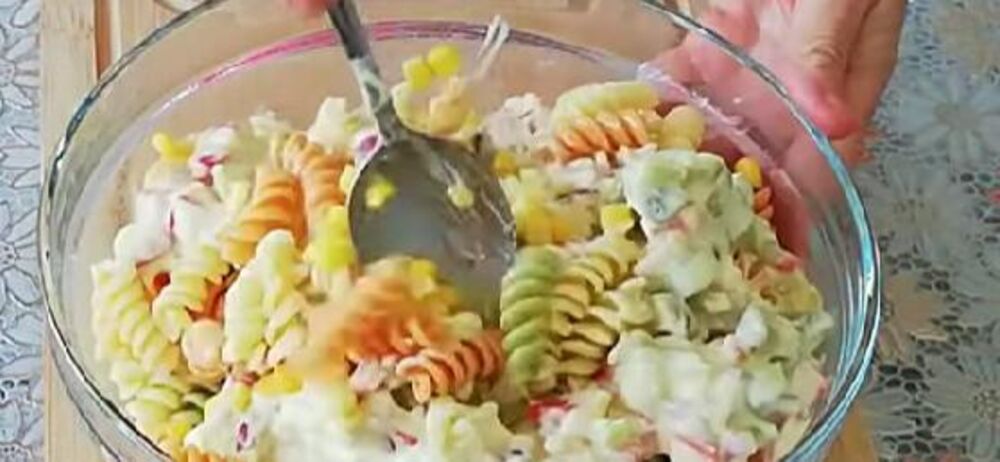 Makarone i povrće u činiji