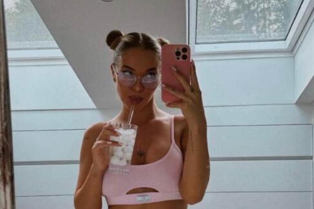 PA KAKO IH OVAKO NAVUČE? Gaćice stigle do PUPKA, a plavuša NE MARI ZA TO: Tračice se USEKLE i izazvale POMRAČENJE