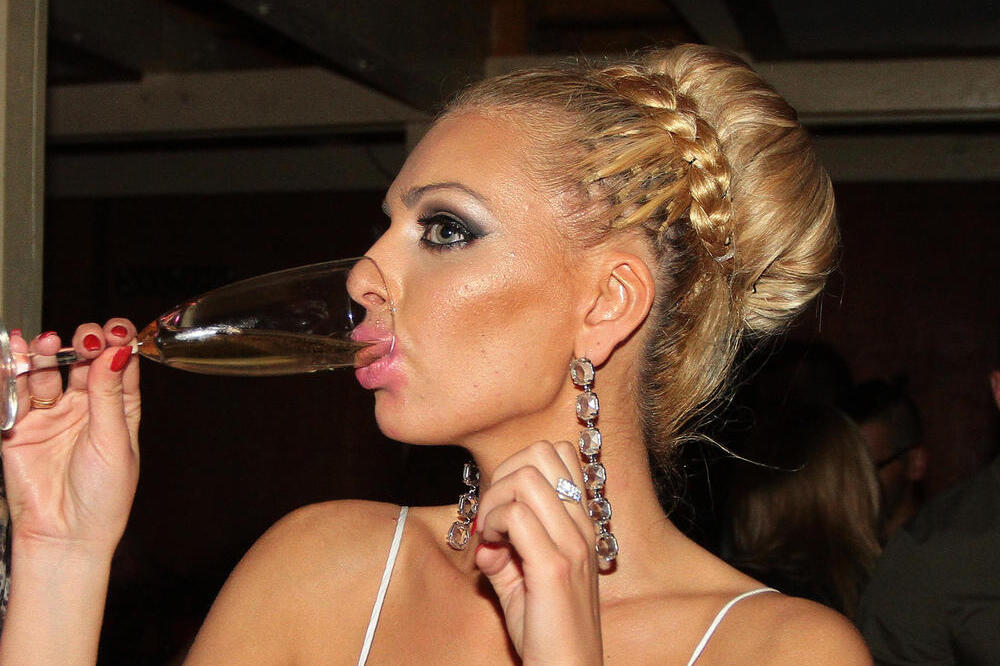 "Zna se ko je elita, umešani su i direktori..." Ava iznela šok tvrdnje o poznatim prostitutkama - evo gde je leglo