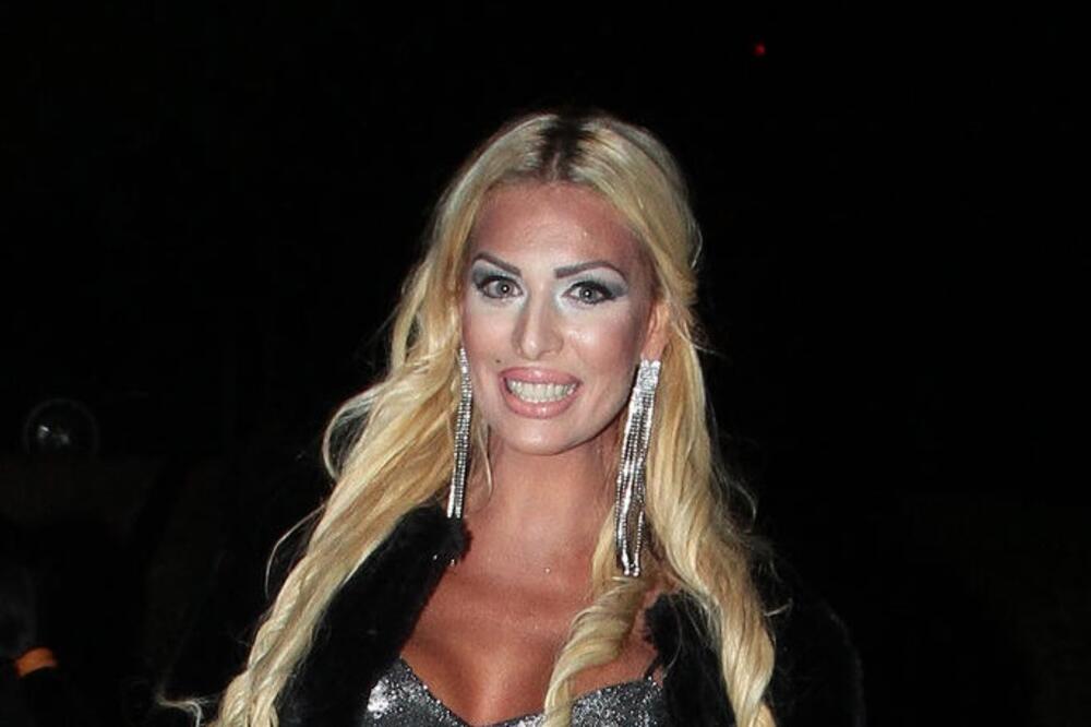 KONAČNO VIDIMO I LEPU MAMU: Ovo su roditelji Ave Karabratić, nećete znati gde pre da GLEDATE