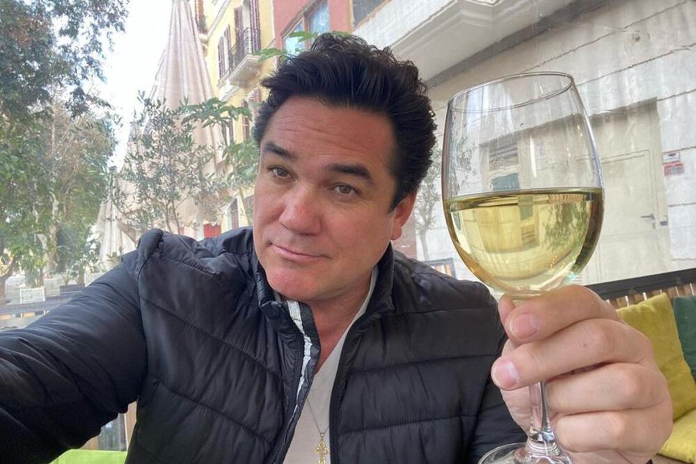 ČOVEČE, JESI LI OVO STVARNO TI? Nekada ste ga gledali na TELEVIZIJI, a sada samo priča o POLITICI, NEPREPOZNATLJIV