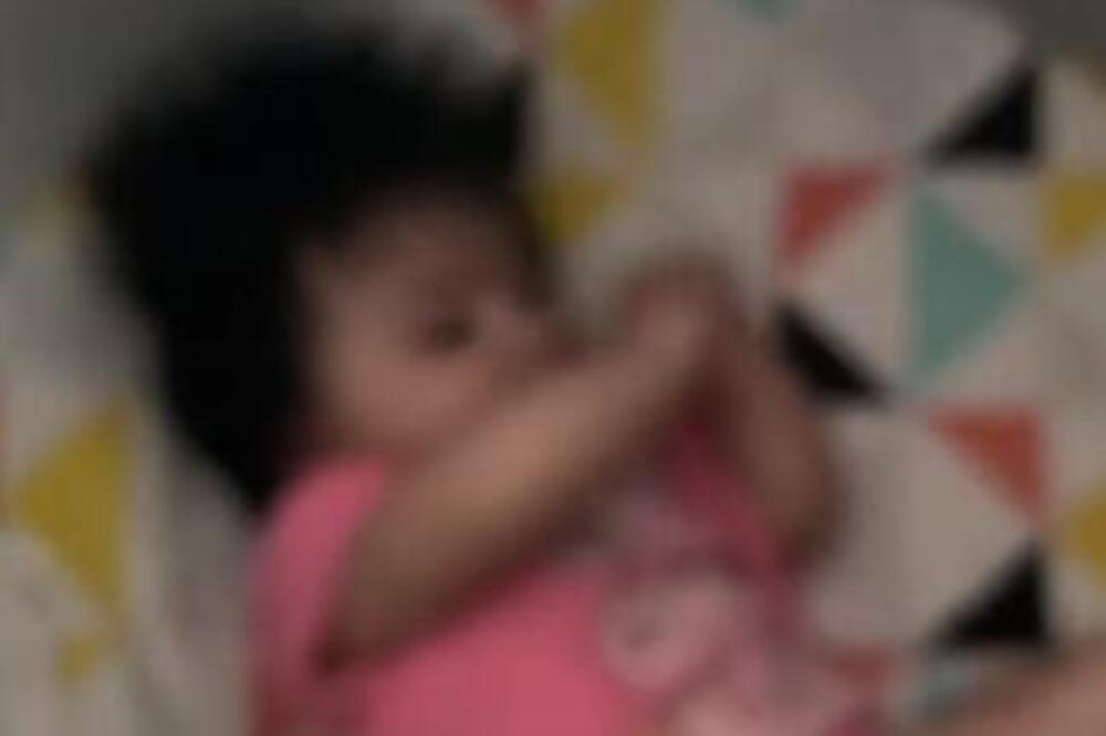 MAMA JE ŠETALA BEBU, A ONDA JE SKINULA POKRIVAČ SA KOLICA: Kad su videli KAKO IZGLEDA, zanemeli su od šoka (VIDEO)