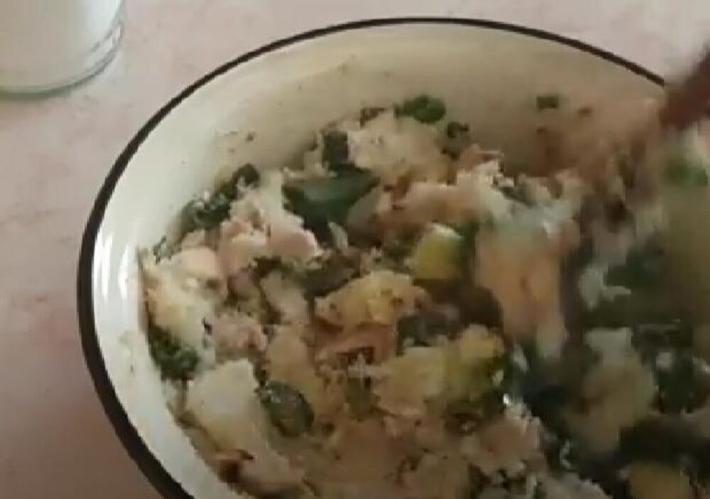 Mešanje posne salate sa ribom