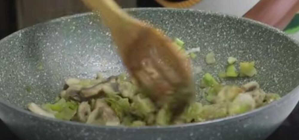 Pečurke i praziluk u tiganju