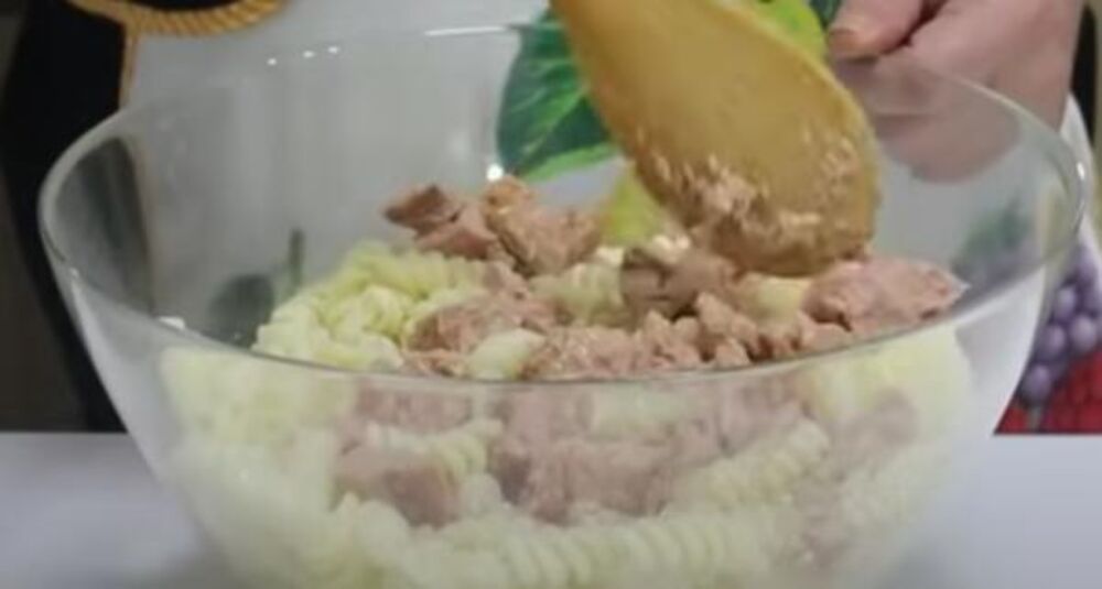 Makarone i tunjevina u činiji