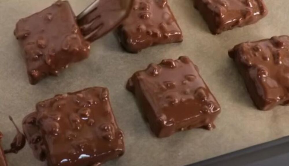 Čokoladne plazma kocke na papiru za pečenje