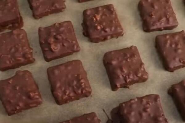 ČOKOLADNE PLAZMA KOCKE SU UKRAS SLAVSKOG STOLA: Prave se od samo 5 sastojaka - sitni kolači samo za poželeti
