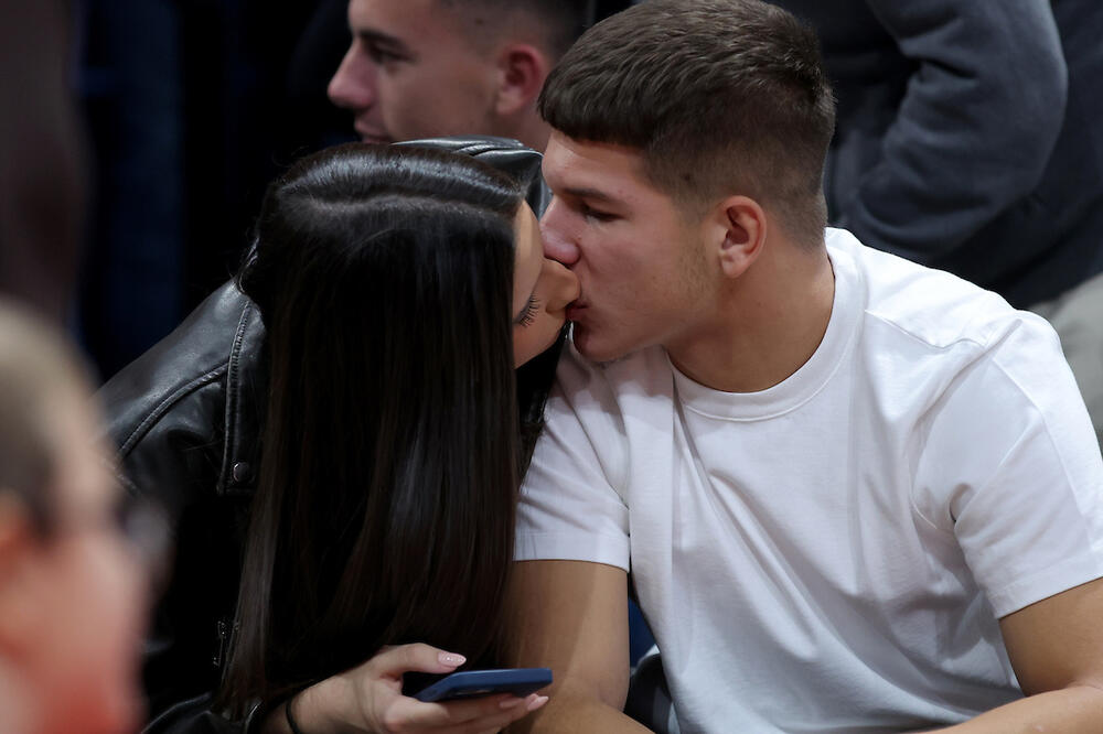 MIJATOVIĆ RAZMENJIVAO NEŽNOSTI SA BRINETOM! Zvezdin Bekam uživao sa lepšom polovinom u pobedi košarkaša (FOTO)