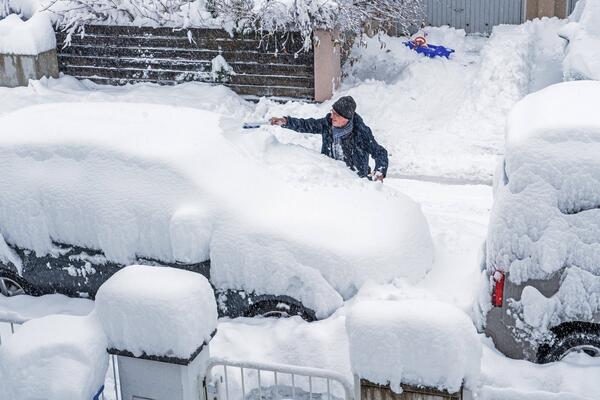 AKO NE OČISTITE AUTO OD SNEGA, PRIPREMITE SE NA PAPRENU KAZNU: Mnogi vozači ne znaju kako se to PRAVILNO RADI