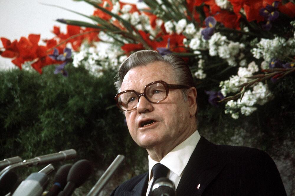 UMRO PORED 50 GODINA MLAĐE LJUBAVNICE, SINA MU ŽIVOG POJELI! Kontroverzni političar živeo SKANDALOZNO, a skončao...