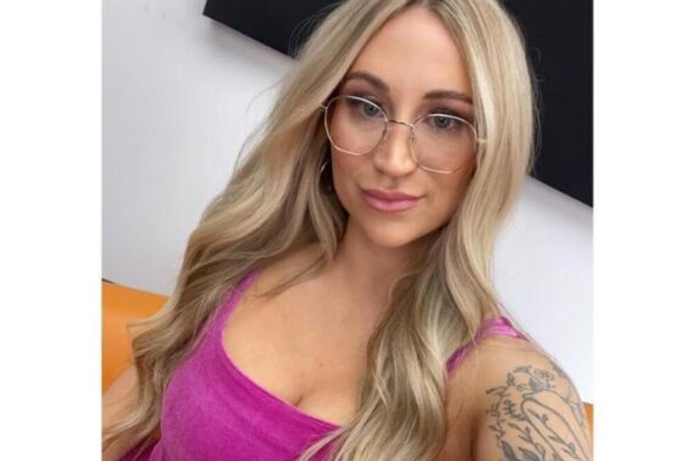 RADILA KAO NASTAVNICA KNJIŽEVNOSTI, A ONDA JE IZBIO SKANDAL ZBOG KOJEG JE DALA OTKAZ: Sada zarađuje MILIONE (FOTO)