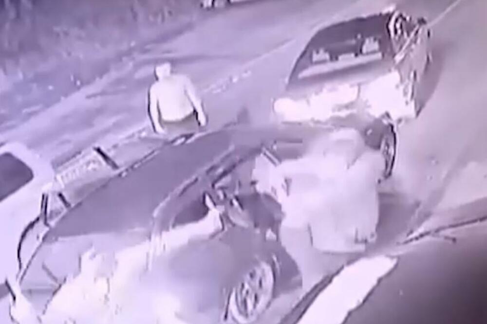 SNIMLJEN BRUTALNI NAPAD NASRED PUTA U NOVOM PAZARU: Trojica PALICAMA pretukla muškarca pred ŽENOM I DETETOM (VIDEO)