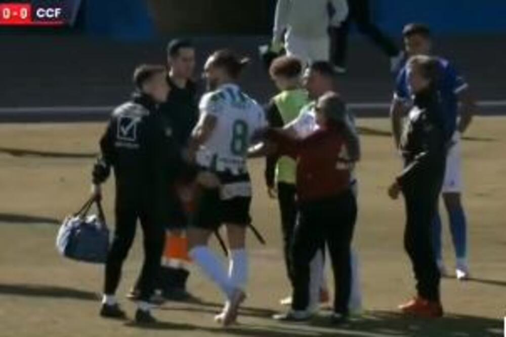 POTRESNI SNIMAK KOLABIRANJA DRAGIŠE GUDELJA: Posrnuo jednom pa sâm ustao, igrači obe ekipe pritrčali... (VIDEO)