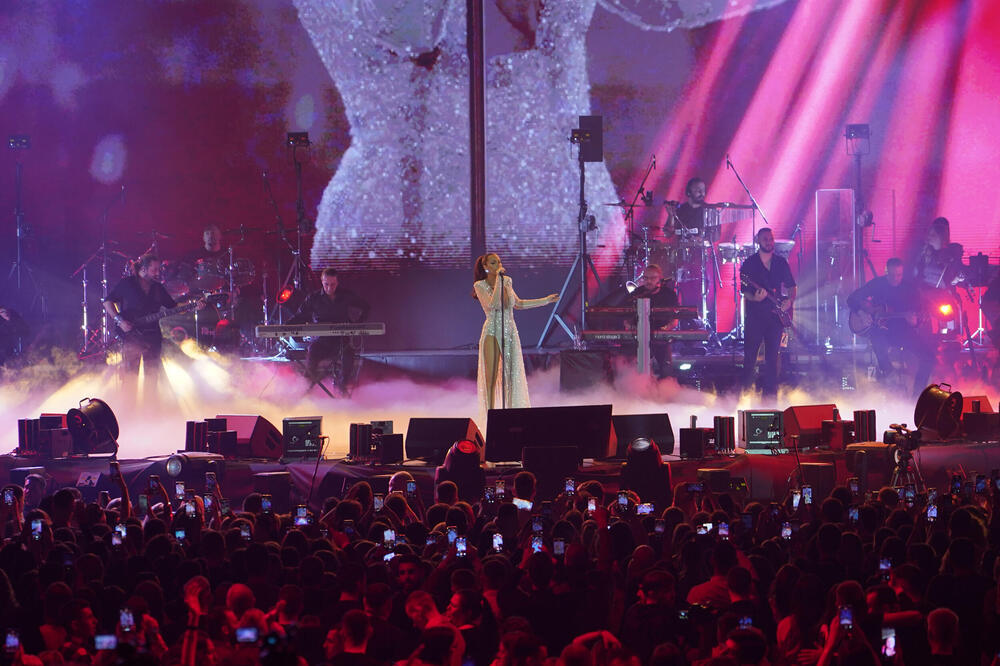 NAJEMOTIVNIJI MOMENAT NA PRIJINOM KONCERTU: Baka i deka sa SUZAMA U OČIMA gledaju svoju UNUKU, ona je njihov PONOS!