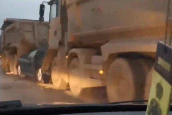 STRAVIČNA SCENA IZ BUBANJ POTOKA, KAKO IM JE OVO USPELO? Automobil ZGUŽVAN između teretnjaka! (VIDEO)