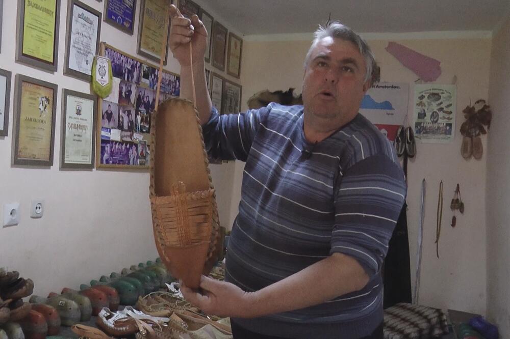 MIROSLAV NAPRAVIO DŽINOVSKI OPANAK: Utrošio u njega pola kvadrata kože i 100 eksera, a evo kome je NAMENJEN! (FOTO)