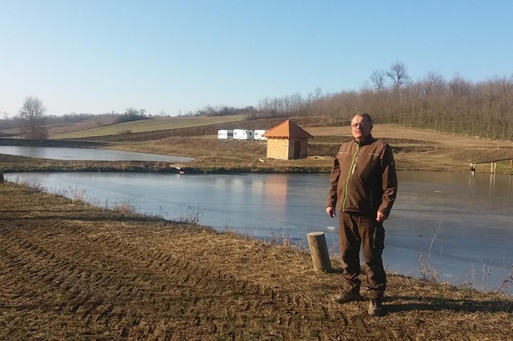 OPERSKI PEVAČ POBEGAO IZ GRADA I NAPRAVIO PRAVI RAJ NADOMAK TOPOLE! Obišao čitav svet, ali SELO MU JE DRAŽE (FOTO)