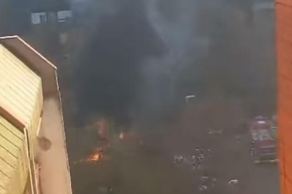 EKSPLOZIJA NA BANJICI: Automobil planuo na parkingu, CRN DIM KULJA na sve strane (VIDEO)