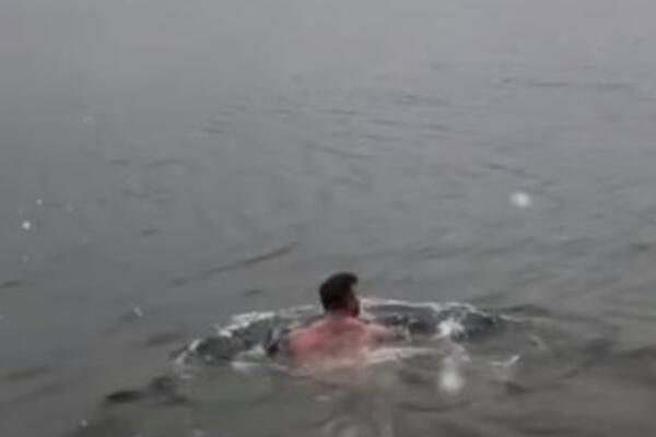BOSANAC SKOČIO U LEDENO JEZERO NA MINUSU I ZAPLIVAO: Kad je izašao iz vode, uradio je nešto zbog čega mu KLIČU SVI