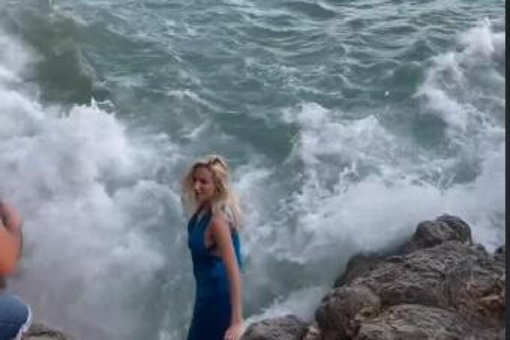 ŽENA STAJALA NA MOKRIM STENAMA KAKO BI SE FOTOGRAFISALA: Sekunde su bile u pitanju kada je TALAS povukao... (VIDEO)