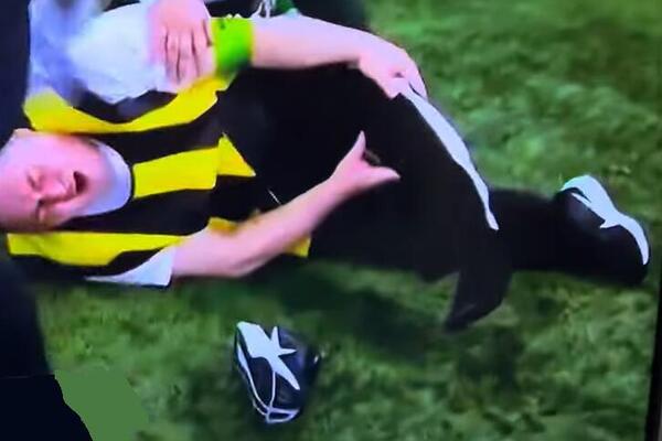 FUDBALER IZUO SUDIJU - BUKVALNO: Ajde to, nego mu je slomio nogu! (VIDEO)
