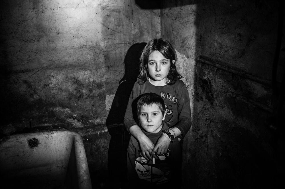 PORODICA ILIJIN ŽIVI U KUĆI STRAVE I UŽASA: Zorica (10) i Zoran (5), drhteći od ZIME i BEZ STRUJE, dočekuju Božić!