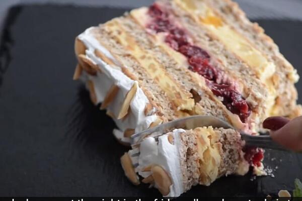 Da li je ovo najjednostavnija torta ikada? Voćna je, lagana, a sve je gotovo za 15 minuta