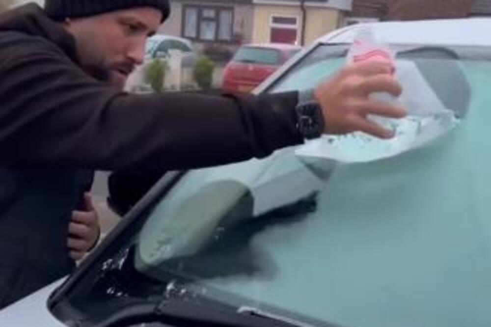 CEO INTERNET JE ODLEPIO ZA OVIM GENIJALNIM TRIKOM: Čovek očistio ZALEĐENO staklo na autu jednim potezom (VIDEO)