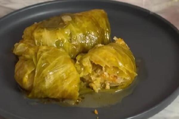 SRPSKI KUVAR OTKRIO KAKO SPREMA NAJUKUSNIJU POSNU SLAVSKU SARMU: Ne pravi je bez 1 povrća - trik profesionalca