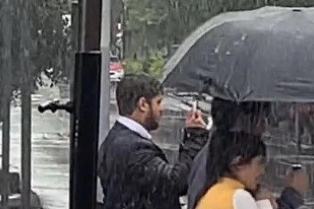 STAJAO JE MIRNO PO KIŠI NA SEMAFORU, A U RUKAMA DRŽAO OVO: Prolaznici nisu VEROVALI ŠTA VIDE, da li REALNO?! VIDEO