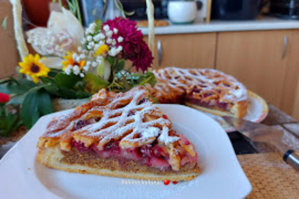 SAVRŠEN VOĆNI KOLAČ SA ORASIMA I PLAZMOM OČARAĆE VAS NA PRVI ZALOGAJ: Baka Jelin recept mora svaka domaćica da ima