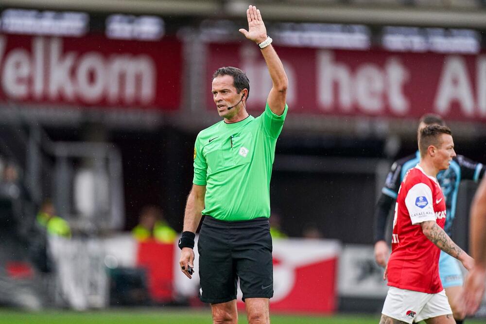 ČUDESAN MEČ U HOLANDIJI: Poznati sudija ČITAVO poluvreme nije koristio pištaljku! (VIDEO)