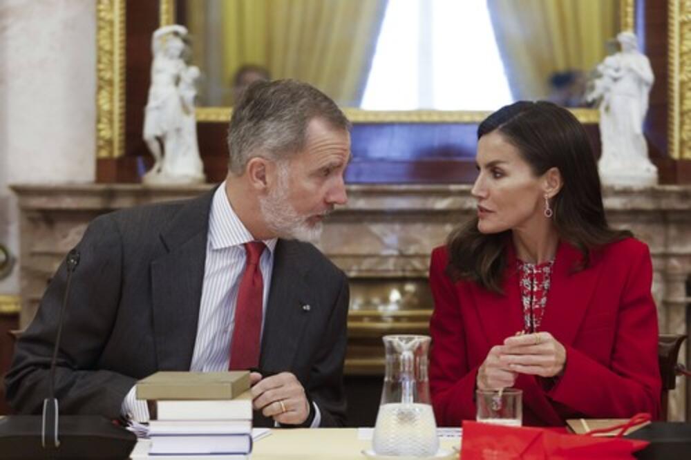 ODIGRAO JE PRLJAVU IGRU... On je poturio priču o PRELJUBI KRALJICE LETICIJE? Skandalu sa dvora NEMA KRAJA!