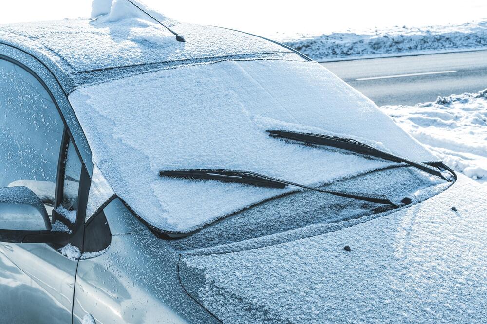 BUDITE SPREMI ZA PRVI SNEG: Lako očistite vetrobransko staklo kada zaveje!