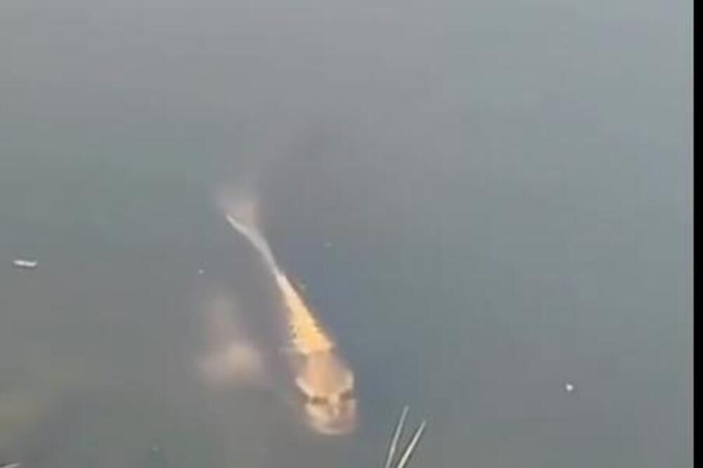 RIBA SA LJUDSKIM LICEM UHVAĆENA U JEZERU, PRIZOR TERA JEZU U KOSTI: Gurnula glavu iz vode pa se ZAČUO GLAS (VIDEO)