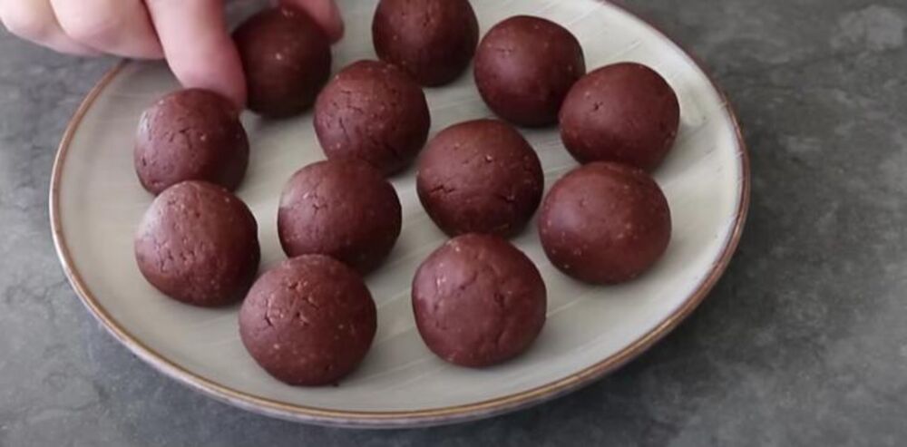 Kuglice sa čokoladom, kokosom i rumom na tanjiru