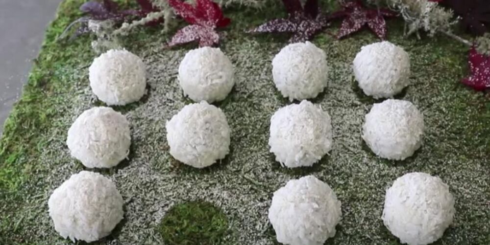 Kuglice sa čokoladom, kokosom i rumom na tacni