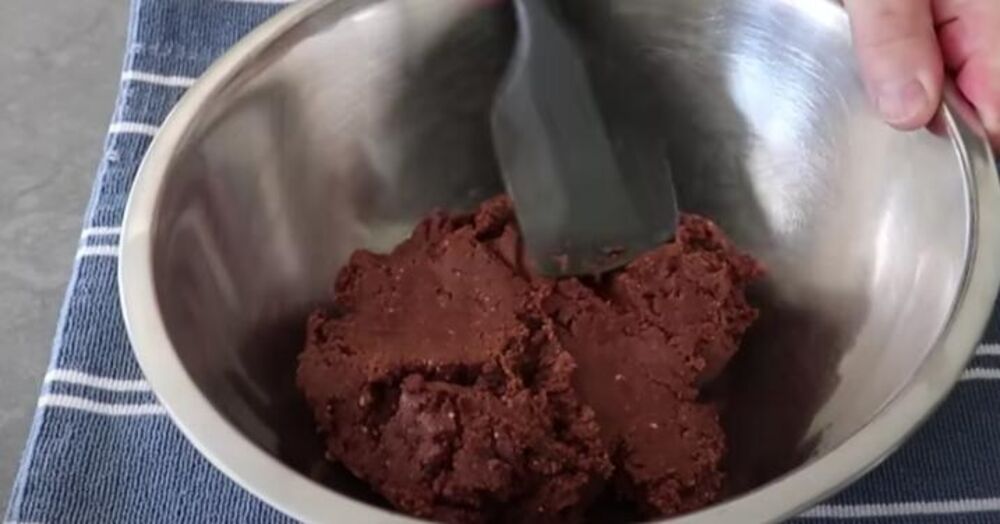 Pravljenje kuglica sa čokoladom, kokosom i rumom