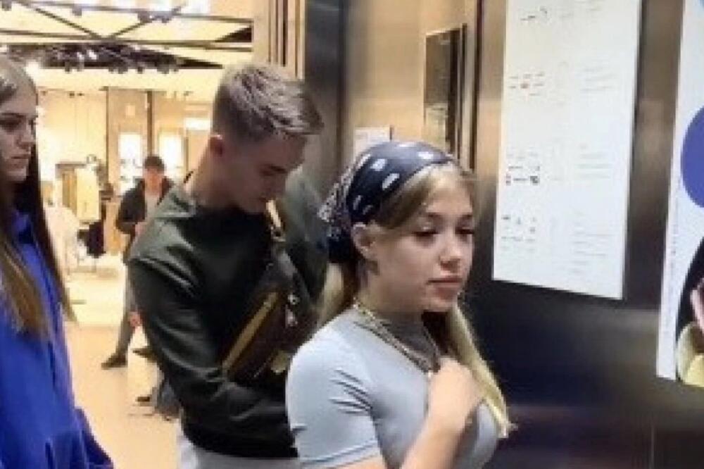 MLADI PAR UŠAO U LIFT, A ONDA JE MLADIĆ PRITISNUO DUGME: Haos je NASTAO kada je jedna DEVOJKA POKAZALA... (VIDEO)